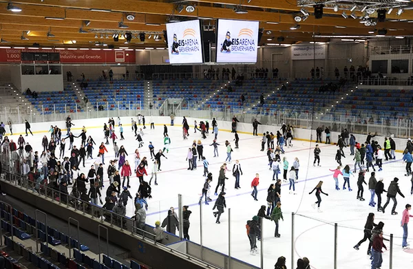 Die Eisarena Bremerhaven ist gut besucht. Viele Menschen zieht der Eisspaß auf der Eisfläche an.